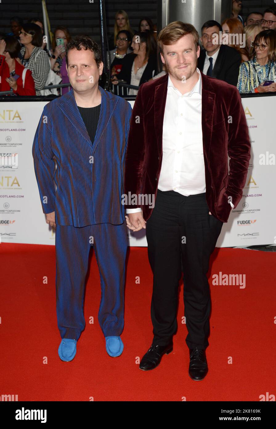 Foto muss gutgeschrieben werden ©Alpha Press 078237 13/10/2022 Adam Kay und Partner James Farrell National Television TV NTA Awards 2022 in der OVO Arena Wembley in London Stockfoto