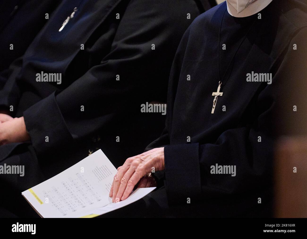 Berlin, Deutschland. 20. Oktober 2022. Franziskanerinnen singen beim Gottesdienst von Erzbischof Koch in der St. Francis Chapel zum Abschied vom Franziskanerinnenkloster des Franziskus-Krankenhauses Berlin. Nach fast 115 Jahren ist das Kloster der Franziskanerinnen des heiligen Märtyrers Georg von Thuine im St. Francis Hospital Berlin (FKH) geschlossen. Quelle: Annette Riedl/dpa/Alamy Live News Stockfoto