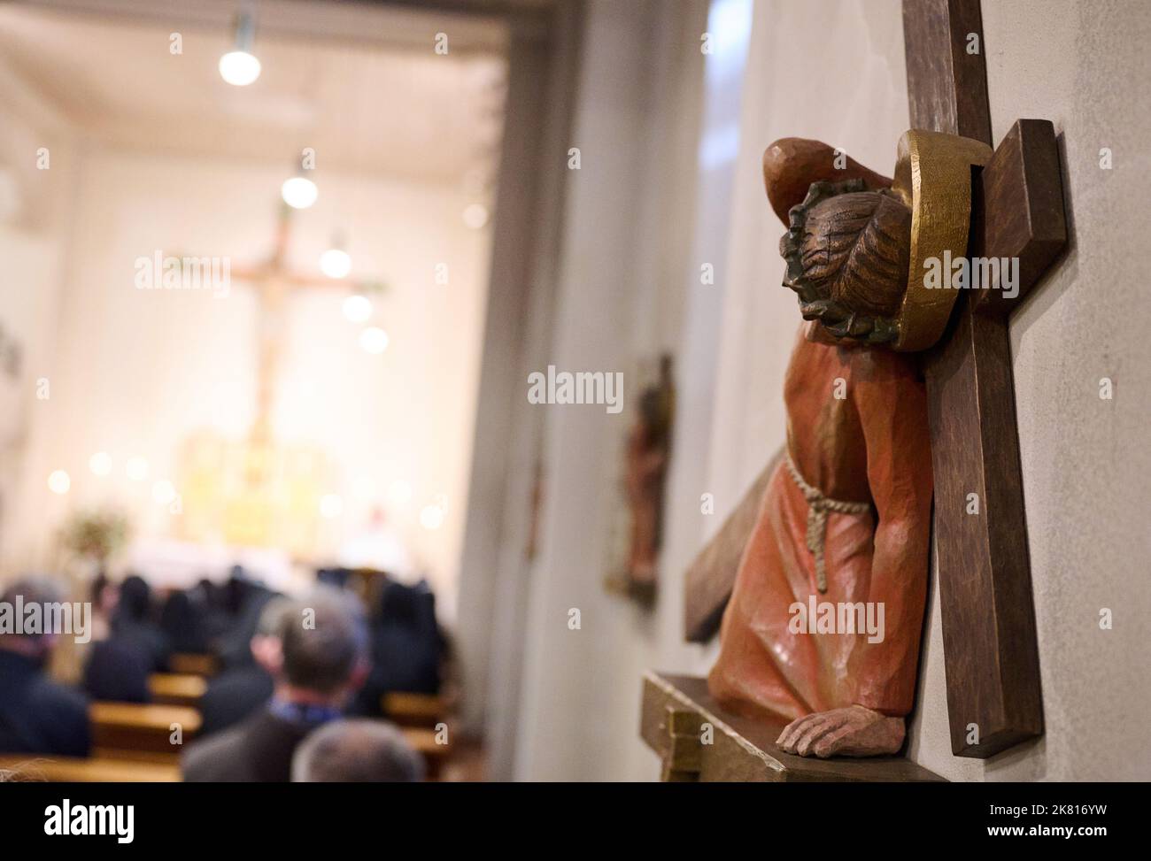 Berlin, Deutschland. 20. Oktober 2022. Mehrere Kruzifixe hängen an der Wand der Franziskus-Kapelle, während Erzbischof Heiner Koch beim Abschied vom Kloster der Franziskanerinnen aus dem Franziskus-Krankenhaus Berlin predigt. Nach fast 115 Jahren ist das Kloster der Franziskanerinnen des heiligen Märtyrers Georg von Thuine im St. Francis Hospital Berlin (FKH) geschlossen. Quelle: Annette Riedl/dpa/Alamy Live News Stockfoto