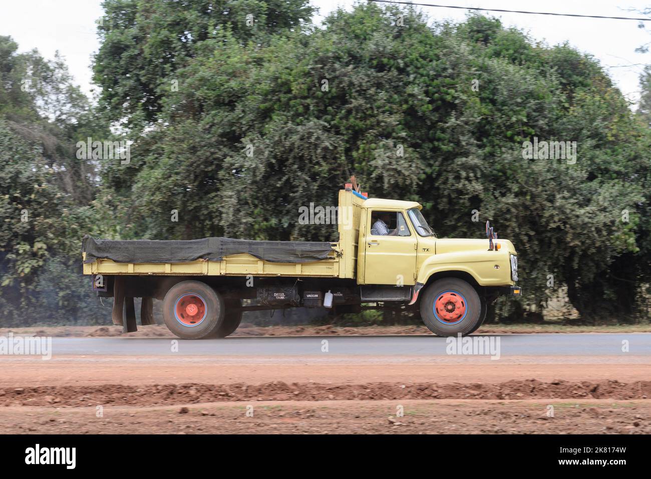 Ein Isuzu HTRLastwagen, der entlang der Ngong Road in der Nähe der