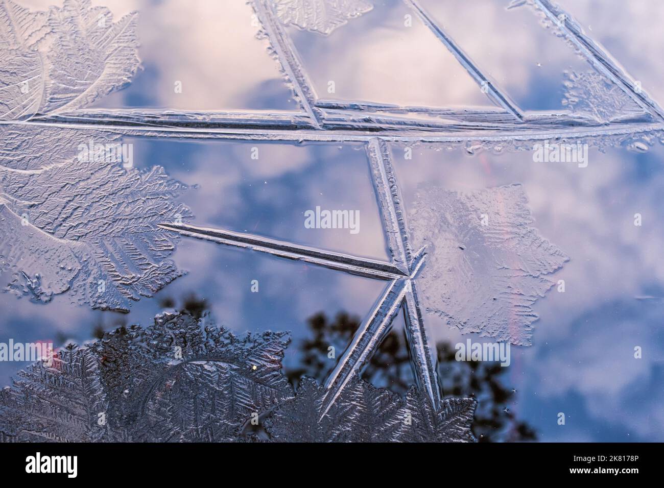 Eismuster mit Reflexionen Stockfoto