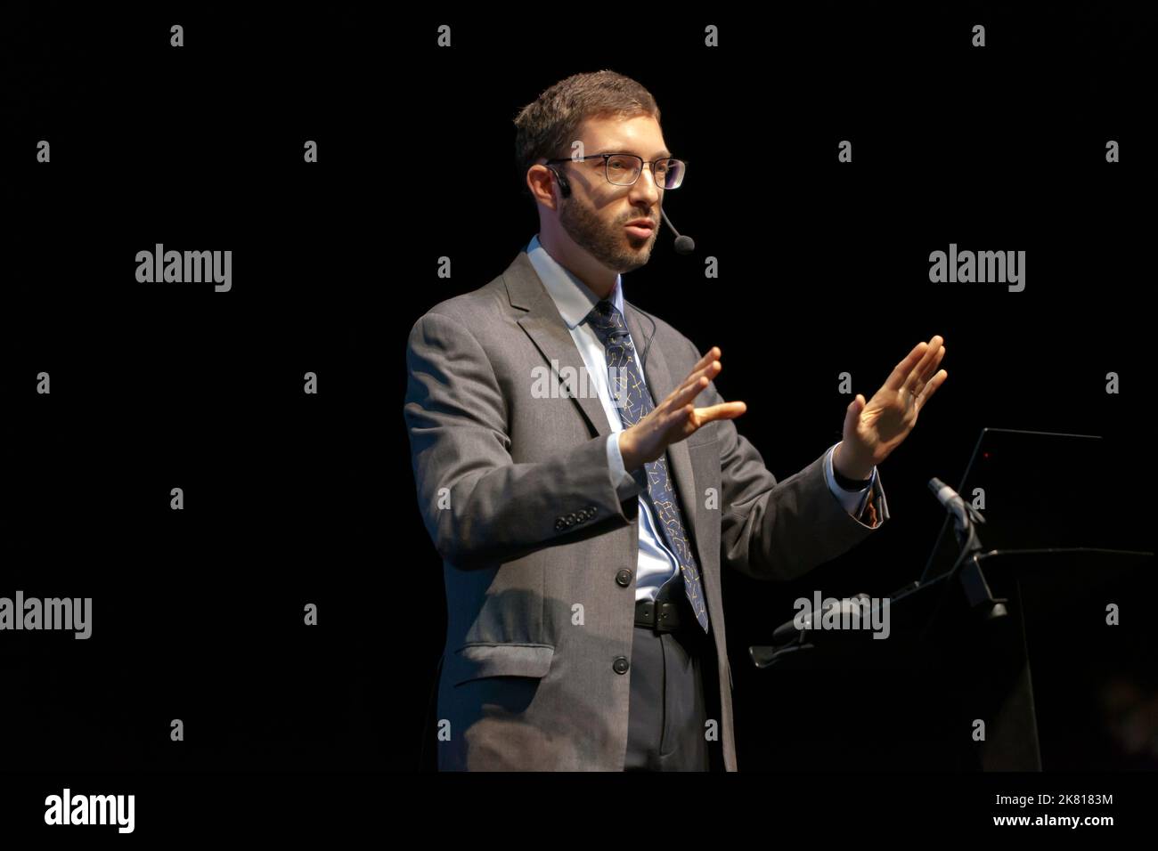 DR oder Graur sprechen über Supernovae und die Wissenschaft explodierender Sterne, auf der Universe Stage, bei New Scientist Live 2022 Stockfoto