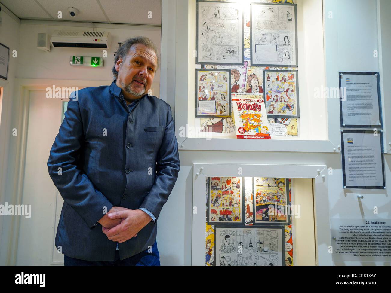 Der Dandy-Künstler Nigel Parkinson neben seinen Skizzen und Kunstwerken des ehemaligen Beatle Sir Paul McCartney, der in einer Ausgabe des Dandy erscheinen sollte, ist im Beatles Museum in Liverpool zu sehen. Bilddatum: Donnerstag, 20. Oktober 2022. Stockfoto