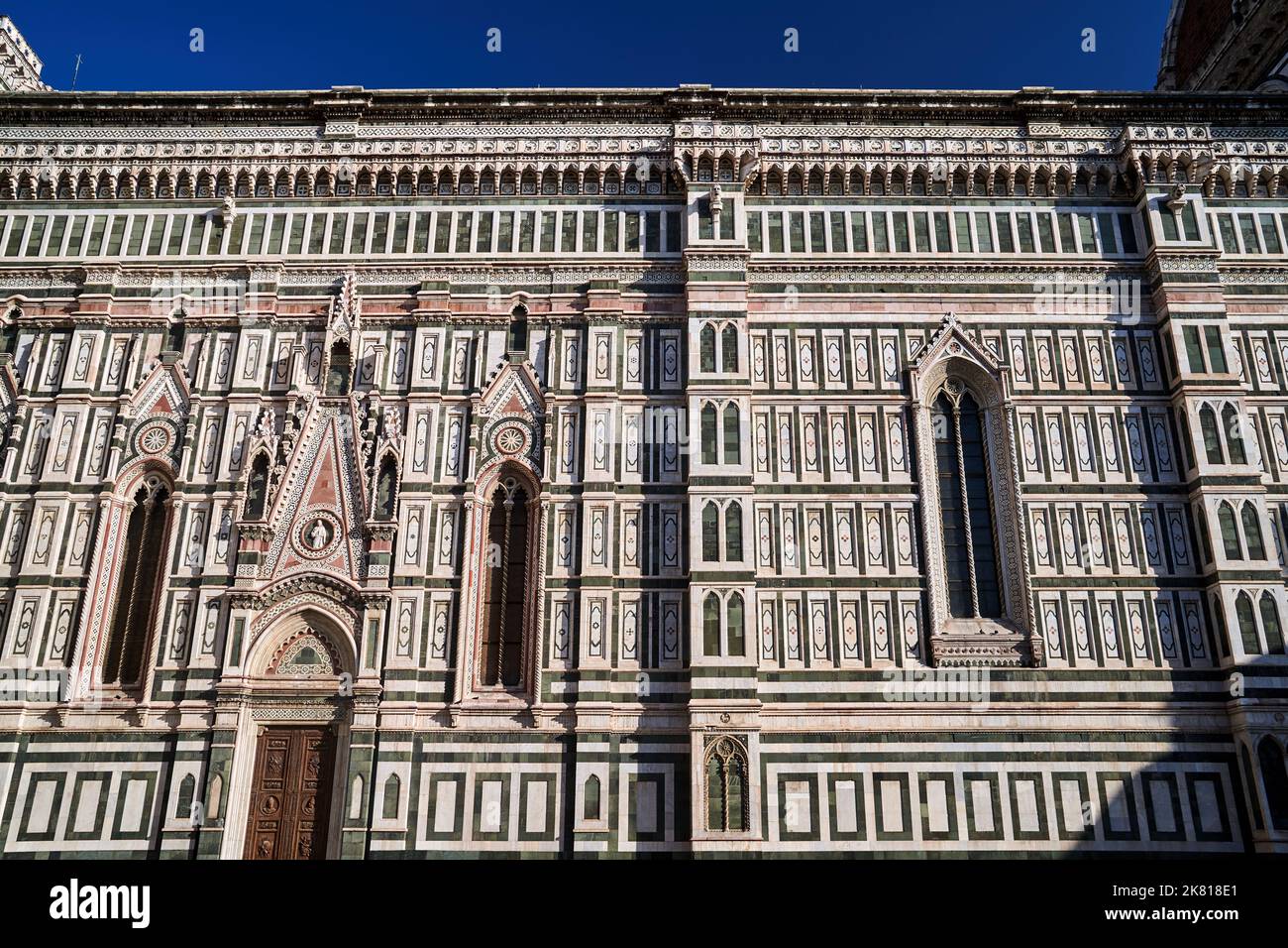 Detail der Fassade der mittelalterlichen Kathedrale von Santa Maria del Fiore in der Stadt Florenz, Italien Stockfoto