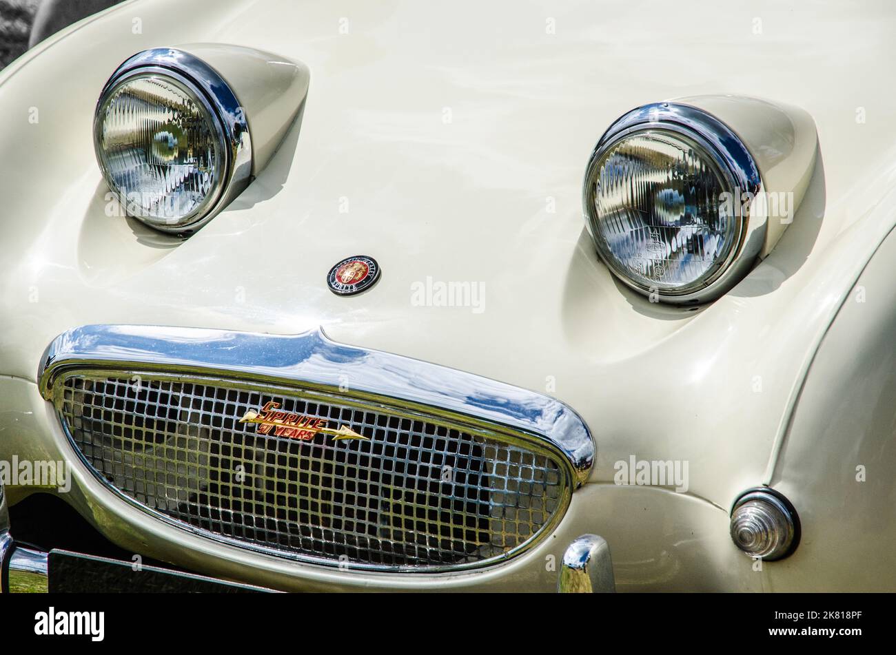 Vorderansicht eines weißen Austin Healey Sprite mit den klassischen „Froschauge“-Scheinwerfern Stockfoto