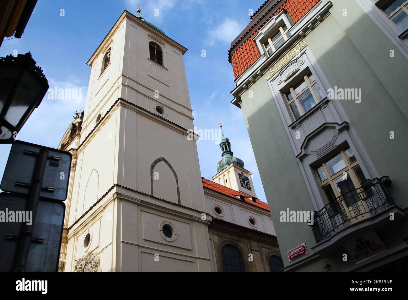 PRAG, TSCHECHIEN - 23. APRIL 2012: Von den engen Gassen der Altstadt aus sieht man den Glockenturm der Basilika St. Jakobus des Größeren. Stockfoto