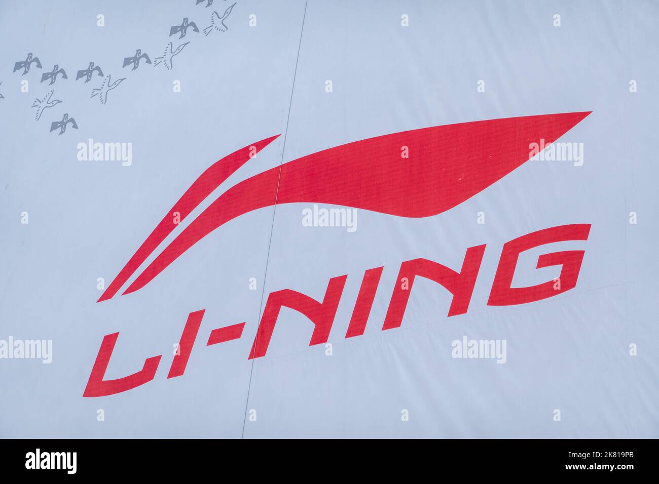 SHANGHAI, CHINA - 20. OKTOBER 2022 - das LOGO der Marke Li Ning ist in Shanghai, China, am 20. Oktober 2022 zu sehen. Mehr als $20 Milliarden HK wurden ausgelöscht L Stockfoto