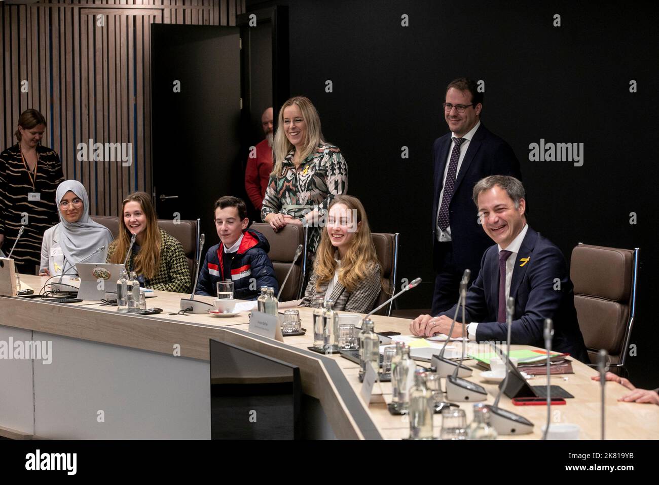 Premierminister De Croo wird von einem Kollegen unterstützt, der die Löhne für Jugendprojekte in Brasilien und den Philippinen spenden wird. BELGA FOTO HATIM KAGHAT Stockfoto