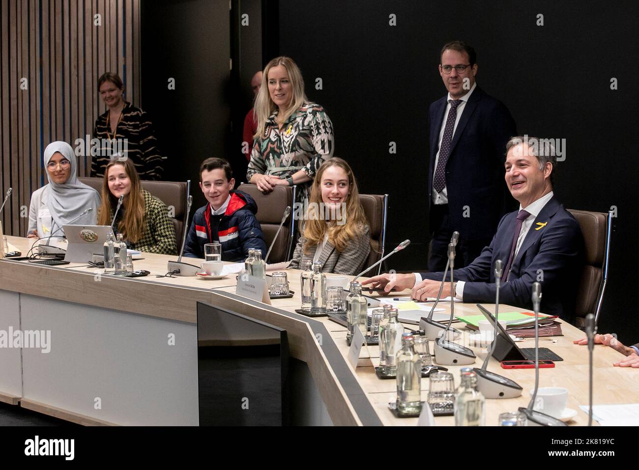 Premierminister De Croo wird von einem Kollegen unterstützt, der die Löhne für Jugendprojekte in Brasilien und den Philippinen spenden wird. BELGA FOTO HATIM KAGHAT Stockfoto