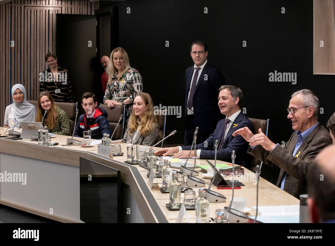 Premierminister De Croo wird von einem Kollegen unterstützt, der die Löhne für Jugendprojekte in Brasilien und den Philippinen spenden wird. BELGA FOTO HATIM KAGHAT Stockfoto
