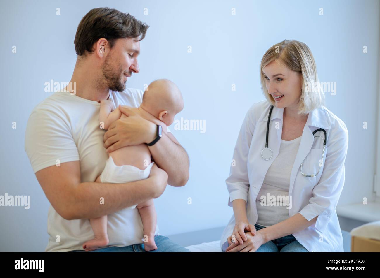 Elternteil erhält eine ärztliche Beratung vom Kinderarzt Stockfoto