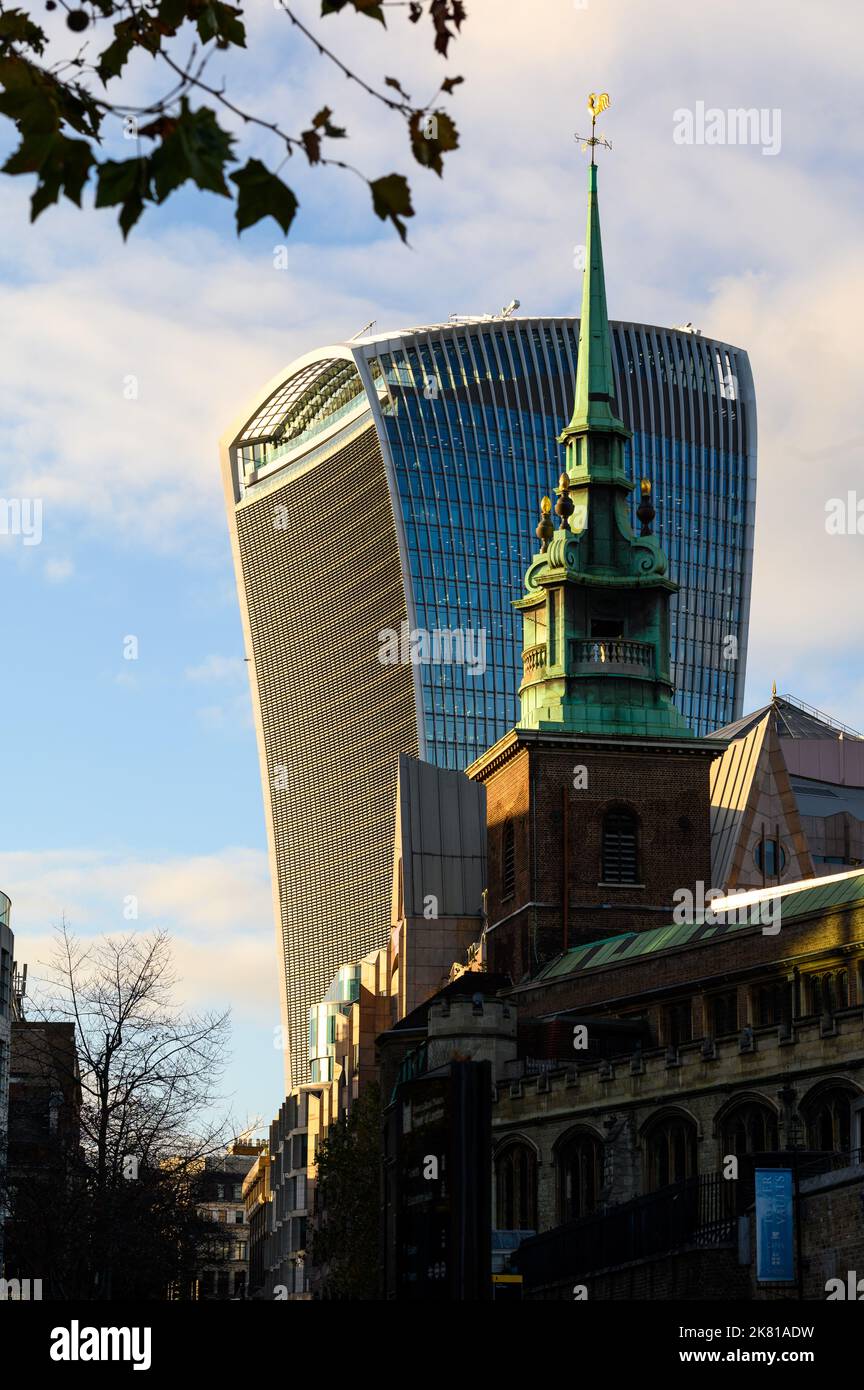 LONDON - 2. November 2020: Das Walkie Talkie-Gebäude in der Fenchurch Street 20 mit All Hallows am Kirchturm im Vordergrund Stockfoto