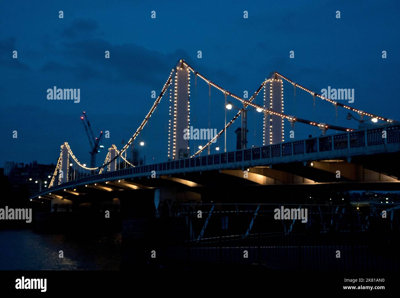Nahansicht der Chelsea Bridge an der Themse, in der Nähe des kürzlich wiedereröffneten Battersea Power Station, London, England, Großbritannien Stockfoto