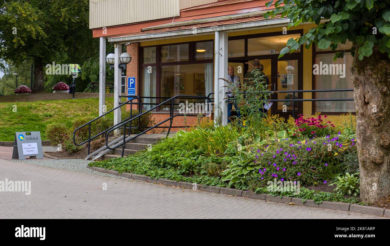 Floda, Schweden September 11 2022: Kurze Schlange und keine Wartezeiten am Wahlort für die schwedischen Parlamentswahlen Stockfoto