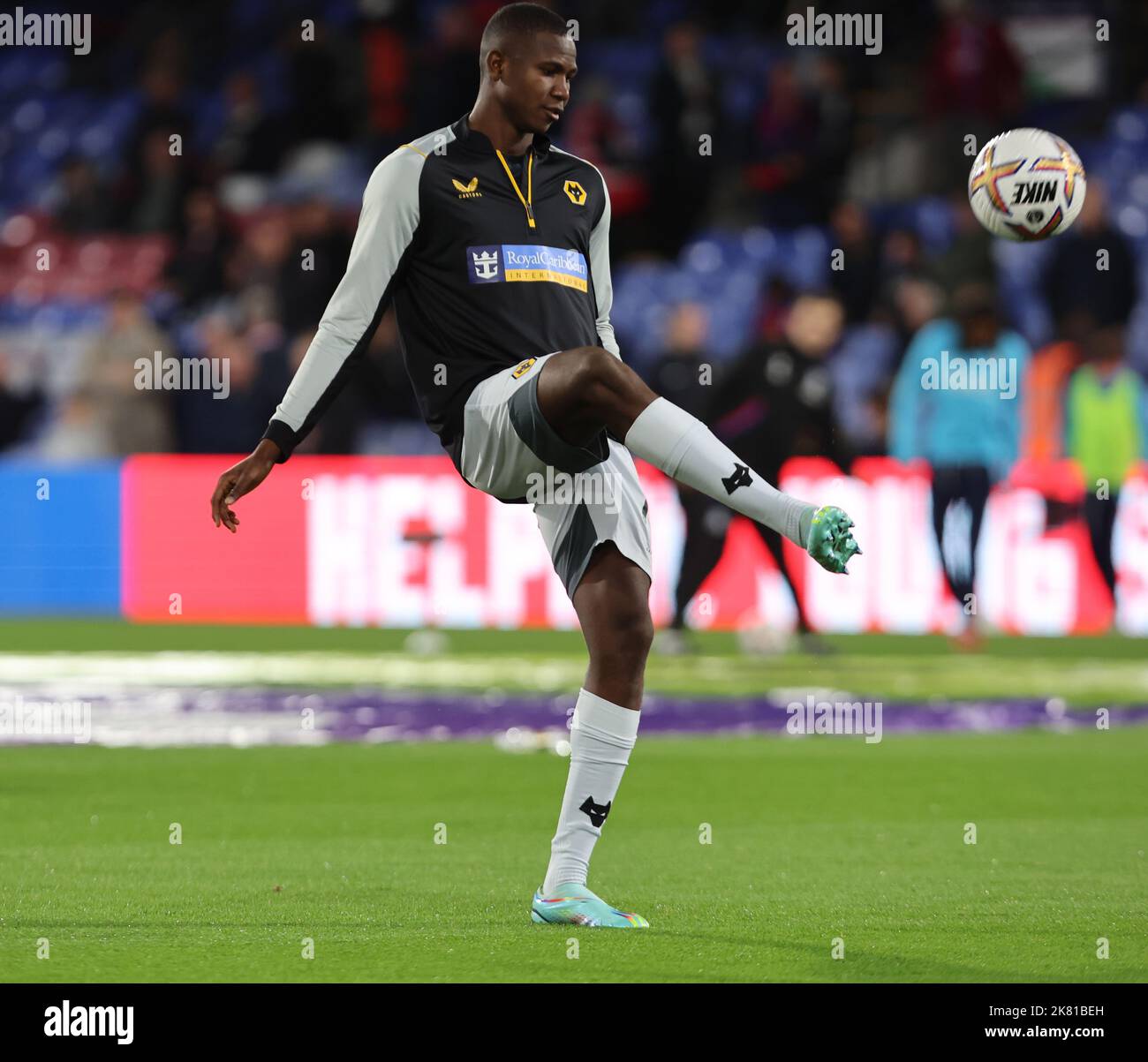 London ENGLAND - Oktober 18: Wolverhampton Wanderers' Yerson Mosquera während des Vorspielaufwärmens während des englischen Premier League-Fußballmatches dazwischen Stockfoto