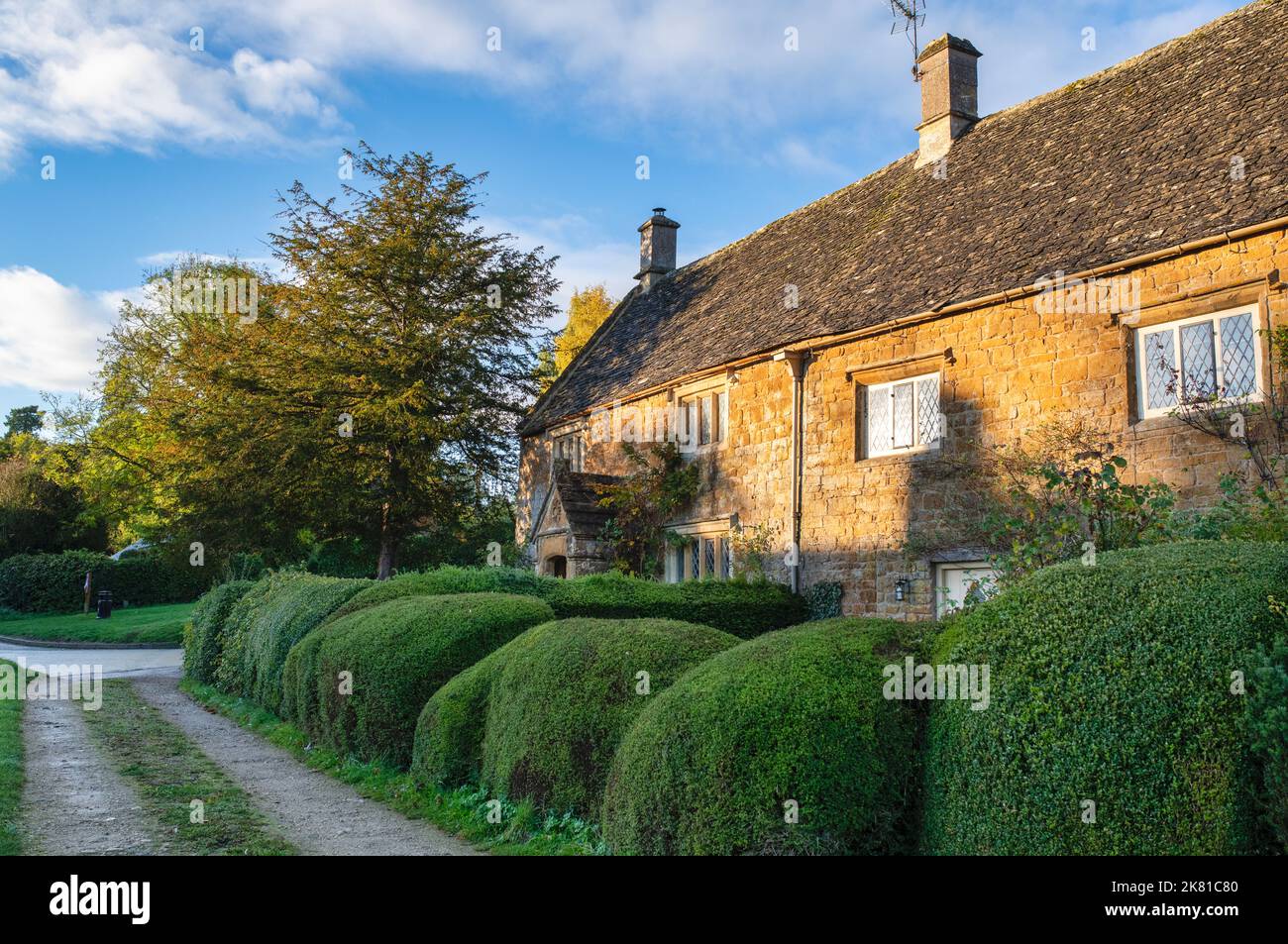 Ferienhäuser im Herbst. Great Tew, Cotswolds, Oxfordshire, England Stockfoto
