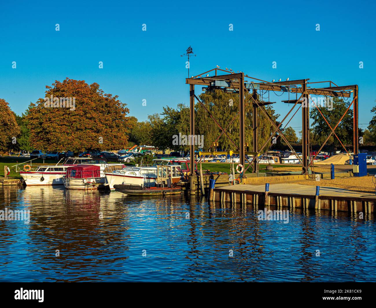 Cathedral Marina in Ely am Fluss Great Ouse, mit Bootslift. Ely Marina. River Ouse Marina Ely. Stockfoto