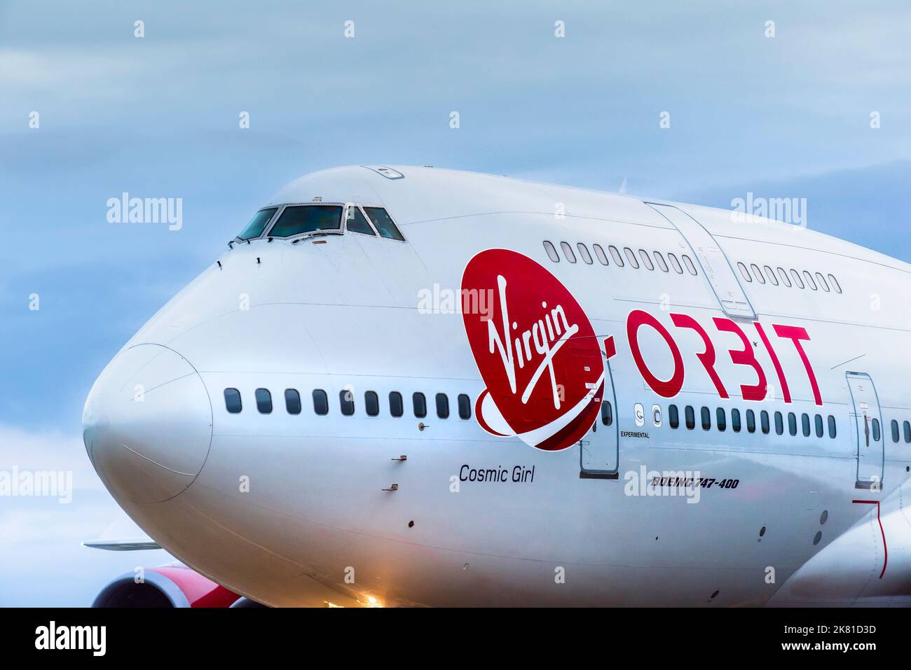 Ein historischer Moment, als die Virgin Orbit, Cosmic Girl, eine 747-400, zu einer Raketenstartplattform umgebaut wurde, die auf der Start- und Landebahn des Spaceport C zum Stillstand kam Stockfoto