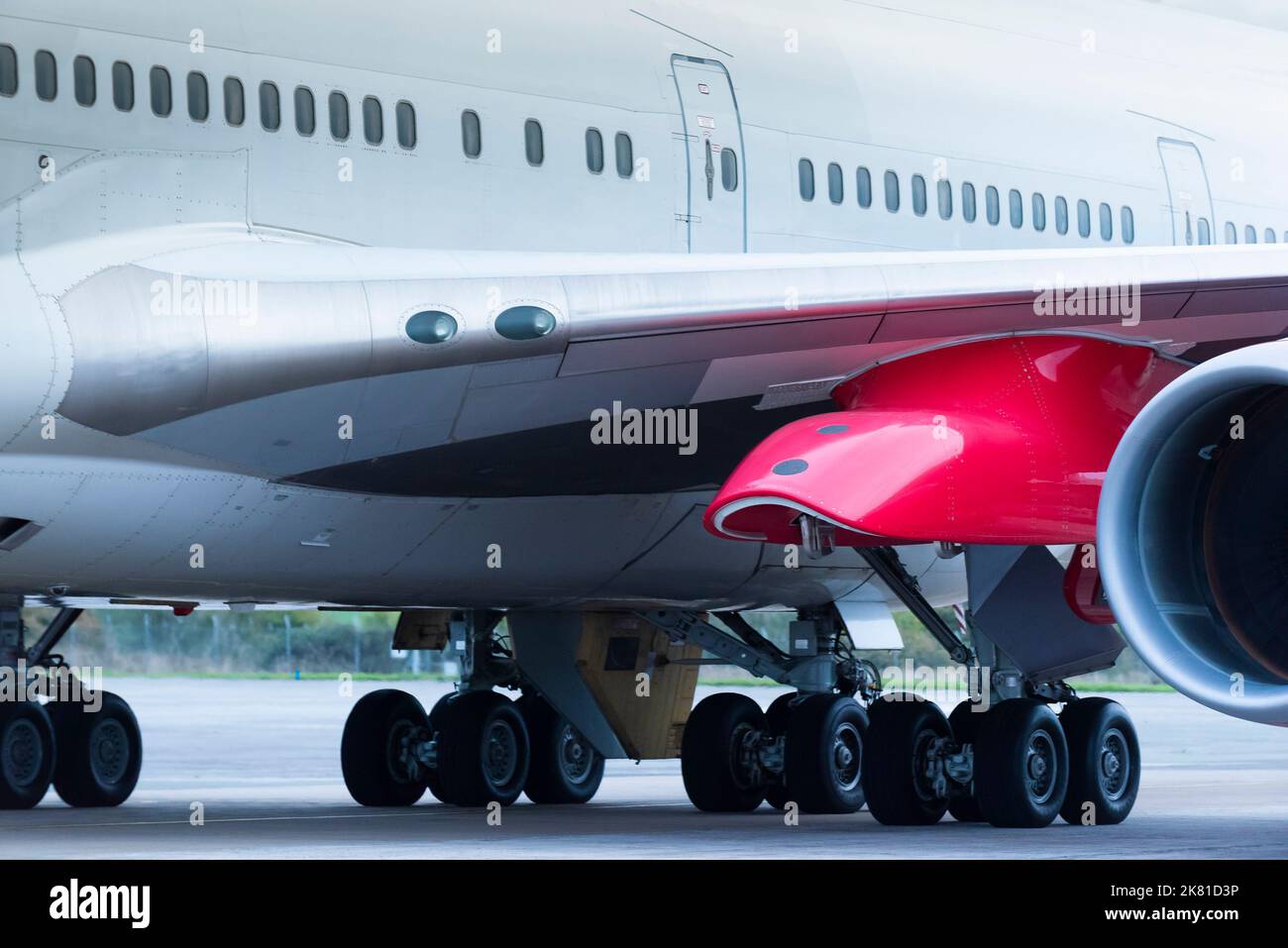 Nahaufnahme des roten Startmasten unter dem Flügel der Virgin Orbit, Cosmic Girl, einer 747-400, die zu einer Raketenstartplattform Taxii umgebaut wurde Stockfoto