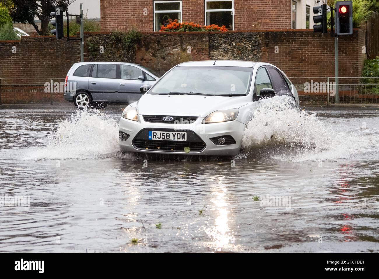 Haverhill, Suffolk, Großbritannien. 20.. Oktober 2022. Sturzfluten trafen Haverhill in Suffolk nach einem Morgen mit sintflutartigen Regenfällen. Kredit: Headlinephoto/Alamy Live Nachrichten. Stockfoto