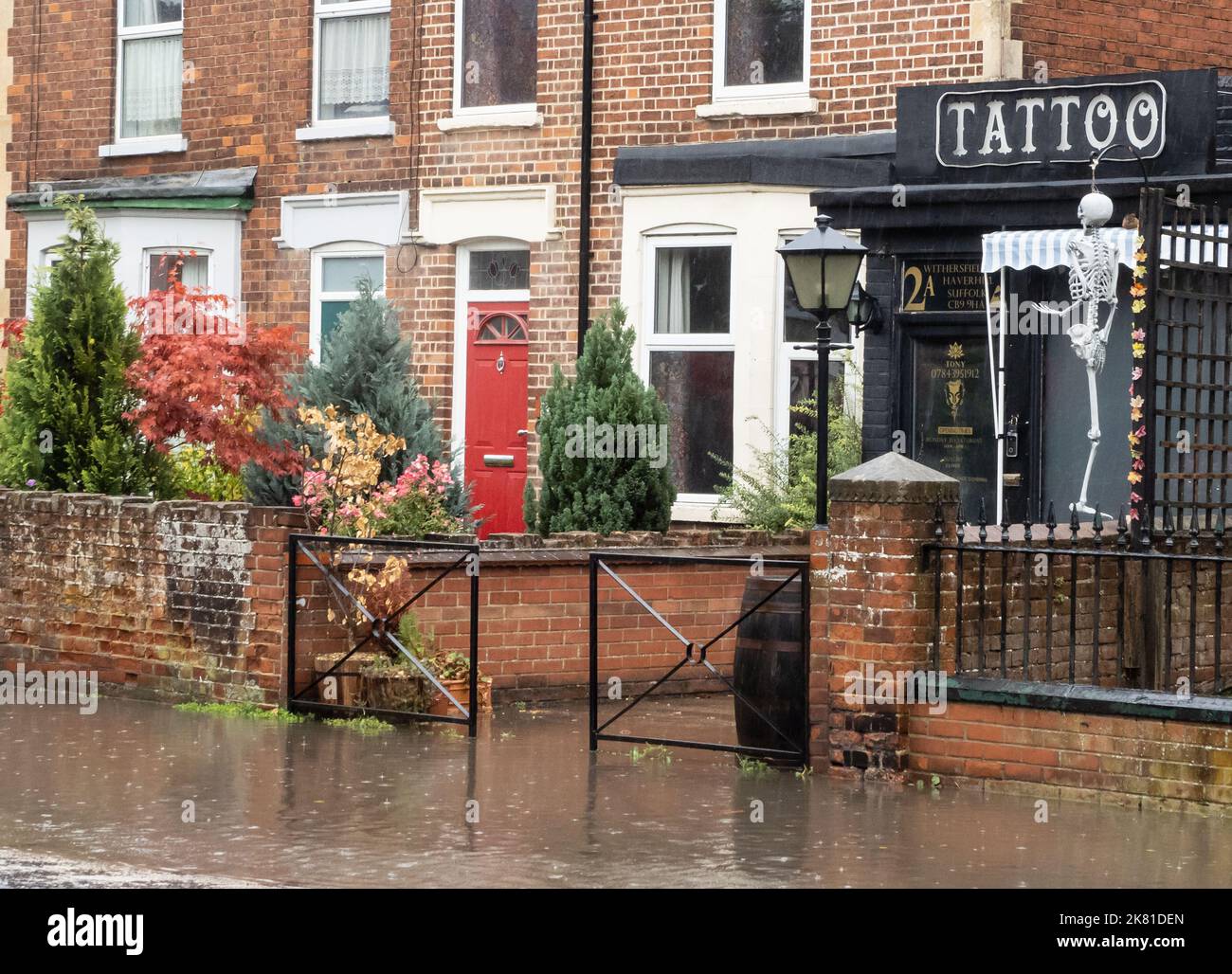 Haverhill, Suffolk, Großbritannien. 20.. Oktober 2022. Sturzfluten trafen Haverhill in Suffolk nach einem Morgen mit sintflutartigen Regenfällen. Kredit: Headlinephoto/Alamy Live Nachrichten. Stockfoto