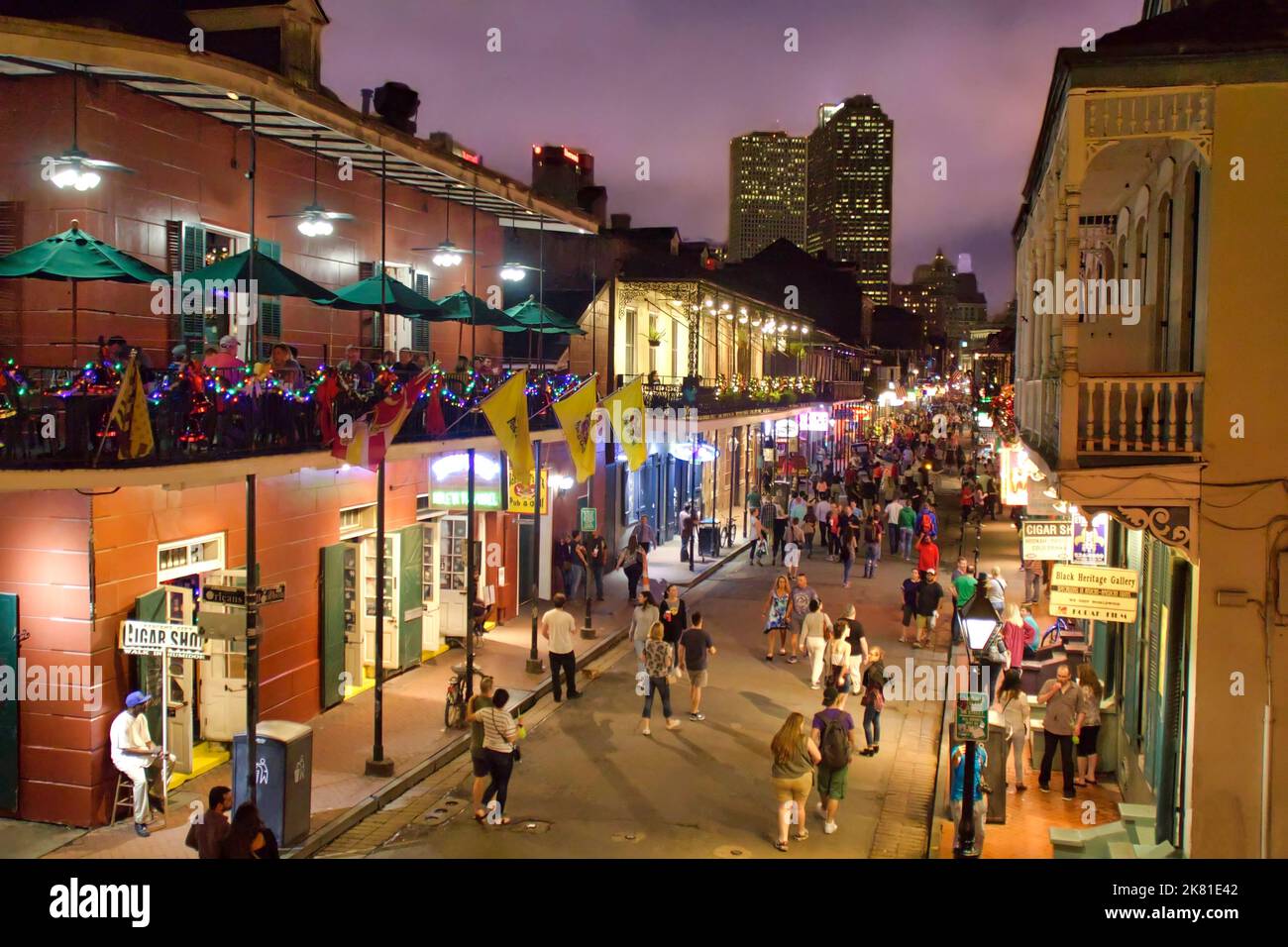 Fußgänger, die nachts auf der Bourbon Street in New Orleans spazieren Stockfoto