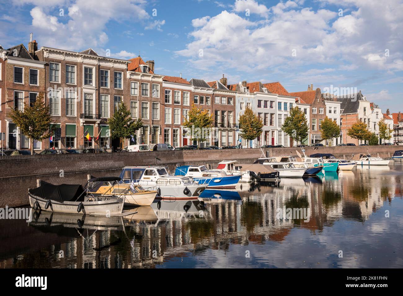 Middelburg auf der Halbinsel Walcheren, Häuser an der Straße Dam, Boote am Prins Hendrikdok Kanal, Zeeland, Niederlande. Middelburg auf Walcheren Stockfoto