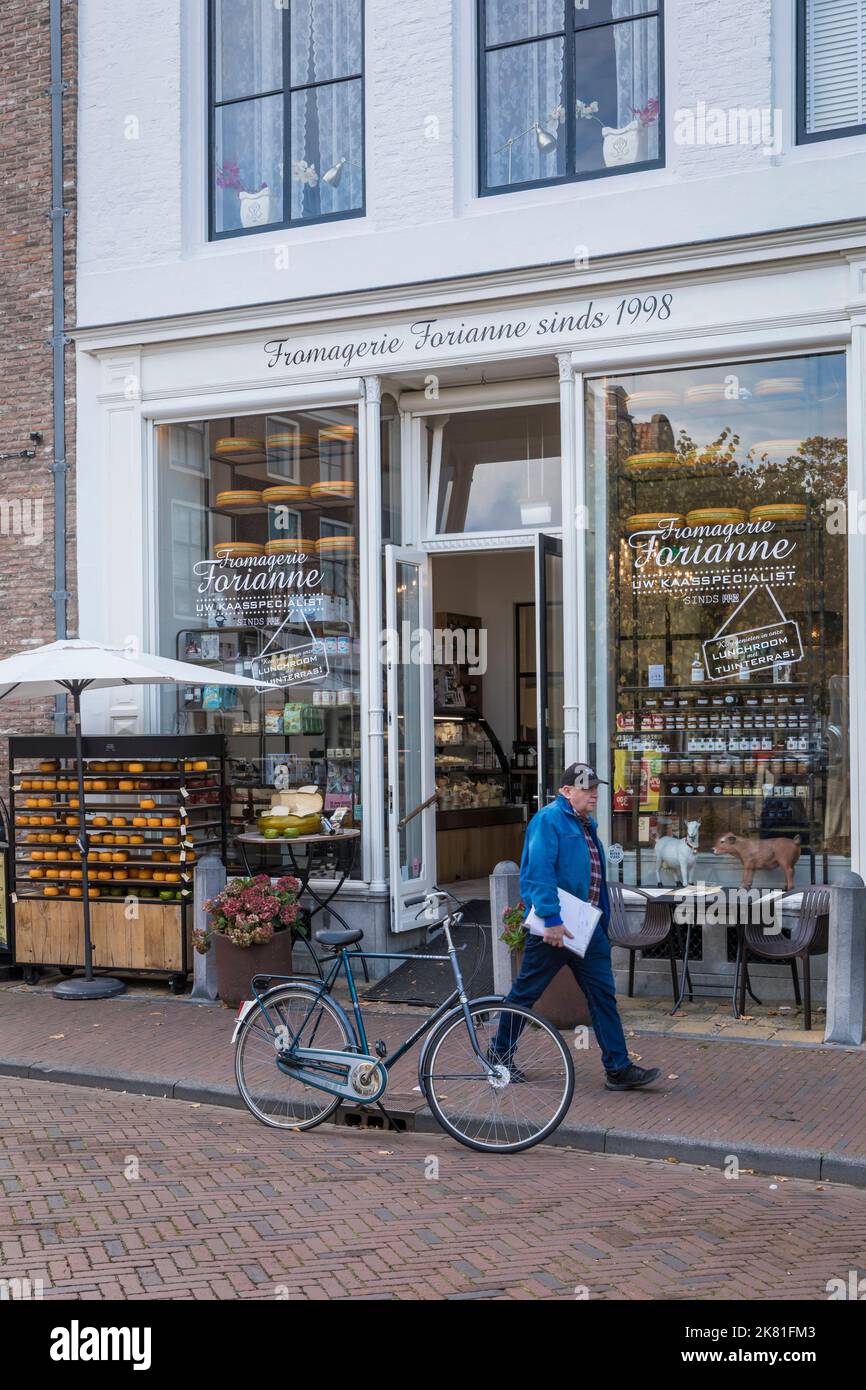 Middelburg auf der Halbinsel Walcheren, Käseladen am Damplein, Zeeland, Niederlande. Middelburg auf Walcheren, Kaeseladen am Damplein, Zeela Stockfoto