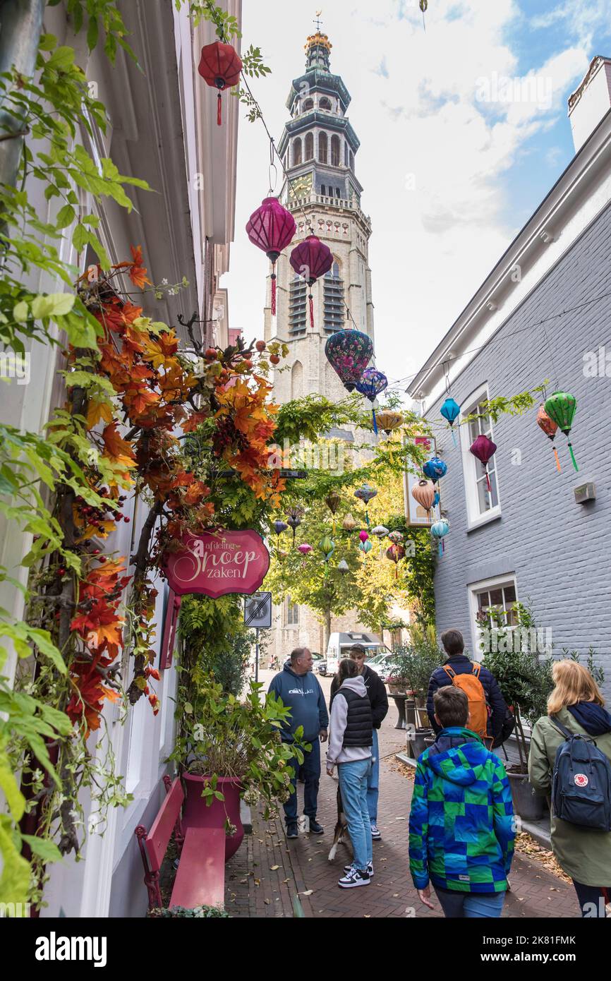 Middelburg auf der Halbinsel Walcheren, Lampignon über der Reigerstraat in der Altstadt, Turm der Abteikirche, hoher John Abbey Tower, Zeel Stockfoto