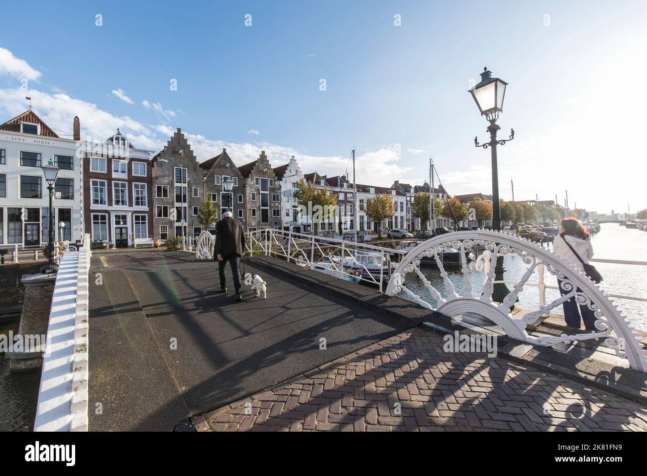 Middelburg auf der Halbinsel Walcheren, Blick von der Brücke Spijkerbrug auf den Innenhafen, Häuser auf der Straße Kinderdijk, Zeeland, Niederlande. Mi Stockfoto