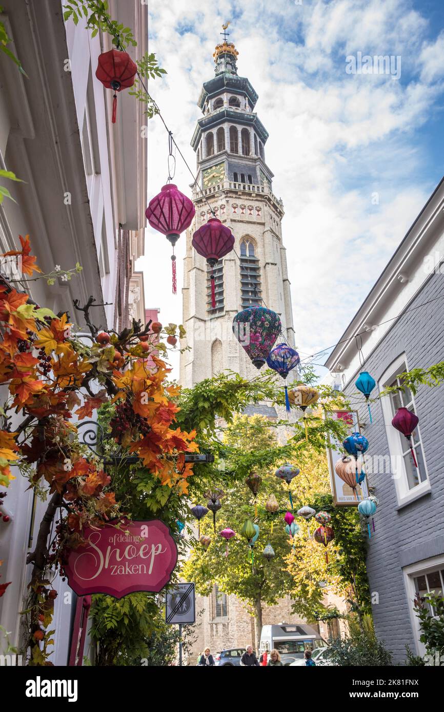 Middelburg auf der Halbinsel Walcheren, Lampignon über der Reigerstraat in der Altstadt, Turm der Abteikirche, hoher John Abbey Tower, Zeel Stockfoto