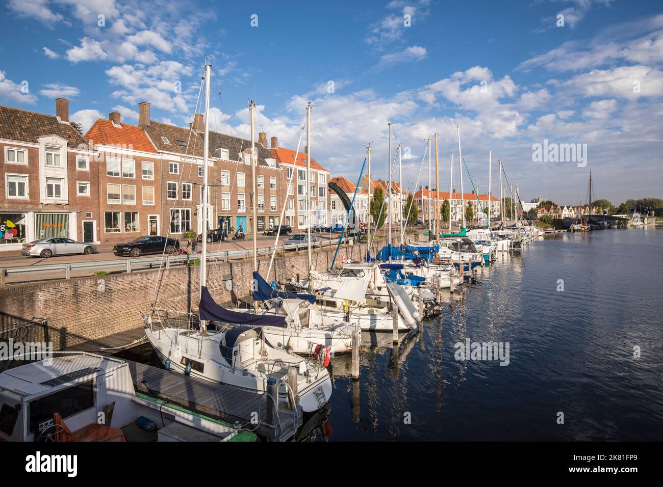 Middelburg auf der Halbinsel Walcheren, Häuser an der Straße Rotterdamsekaai, Boote, Yachthafen, Zeeland, Niederlande. Middelburg auf Walcheren, Haeuser Stockfoto