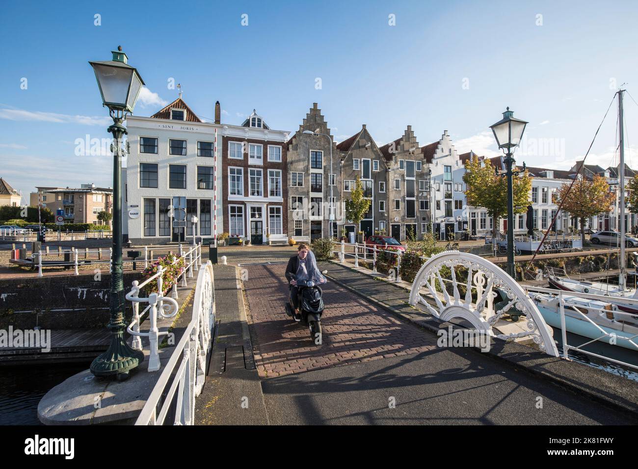 Middelburg auf der Halbinsel Walcheren, die Brücke Spijkerbrug im Binnenhafen und Häuser auf der Straße Kinderdijk, Zeeland, Niederlande. Middelbur Stockfoto