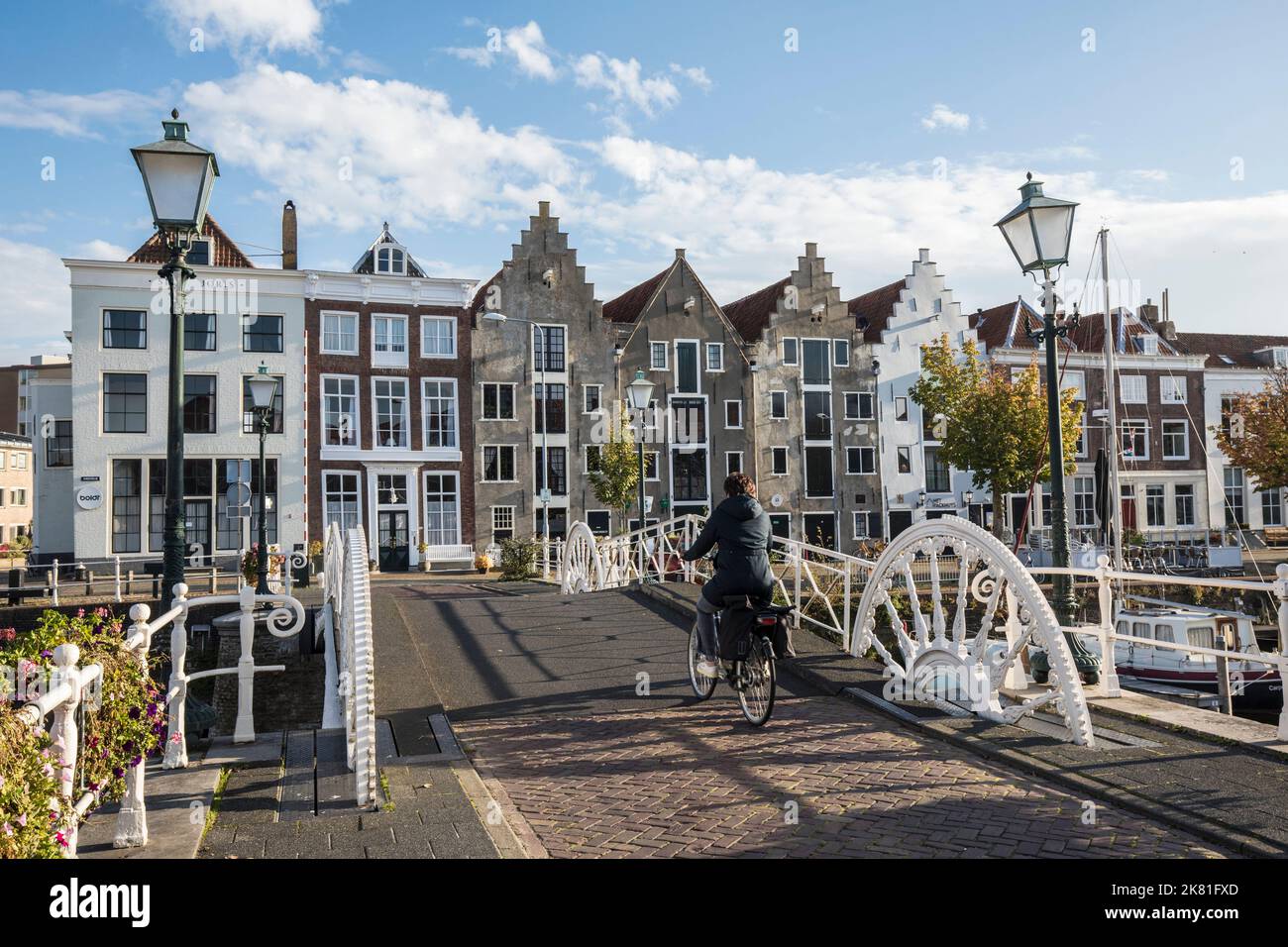 Middelburg auf der Halbinsel Walcheren, die Brücke Spijkerbrug im Binnenhafen und Häuser auf der Straße Kinderdijk, Zeeland, Niederlande. Middelbur Stockfoto