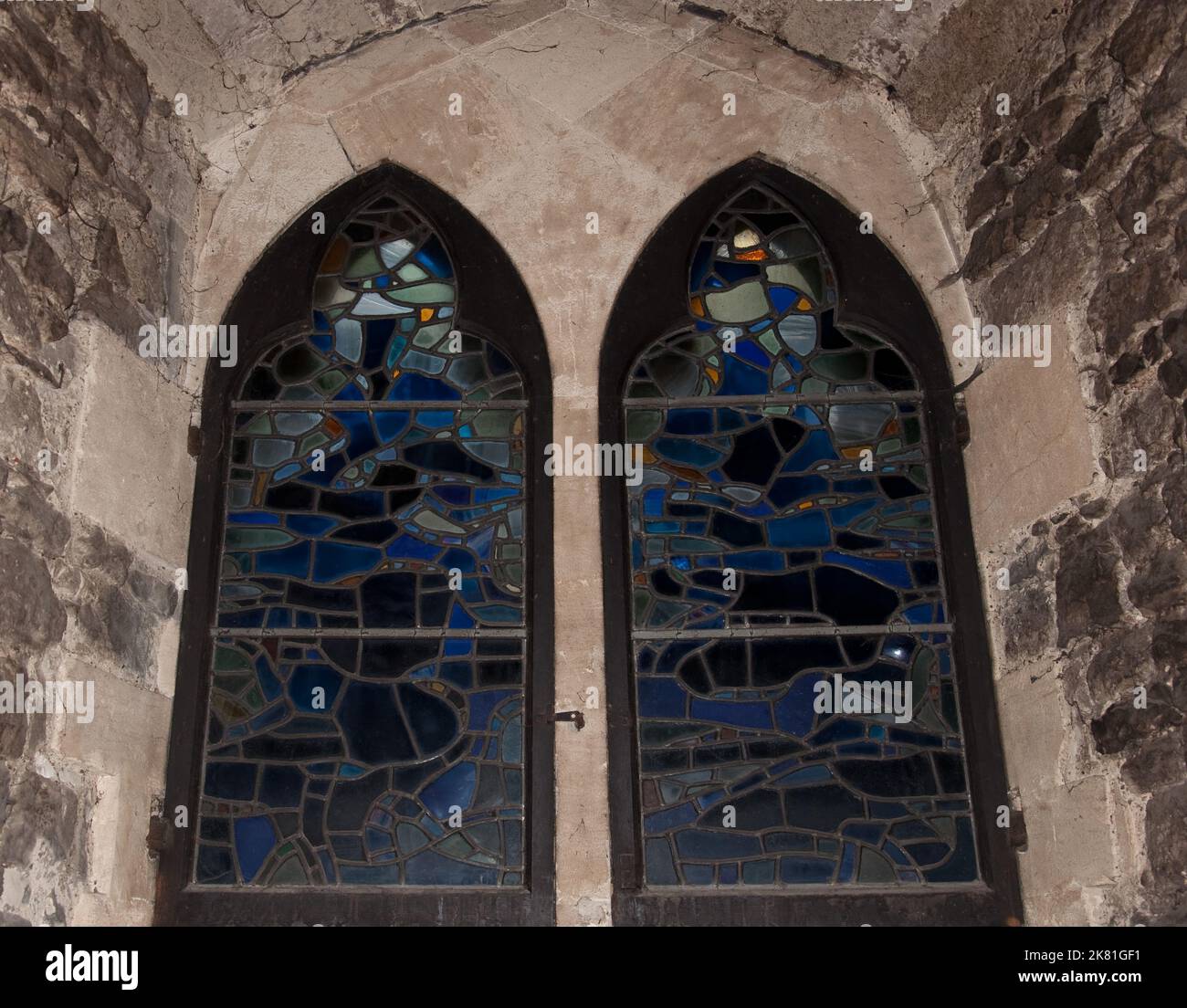 Fenster der katholischen Kirche St. Etheldreda, die im 13.. Jahrhundert als Teil des Bischofspalastes erbaut wurde. Es ist jetzt eine römisch-katholische Kirche. Stockfoto