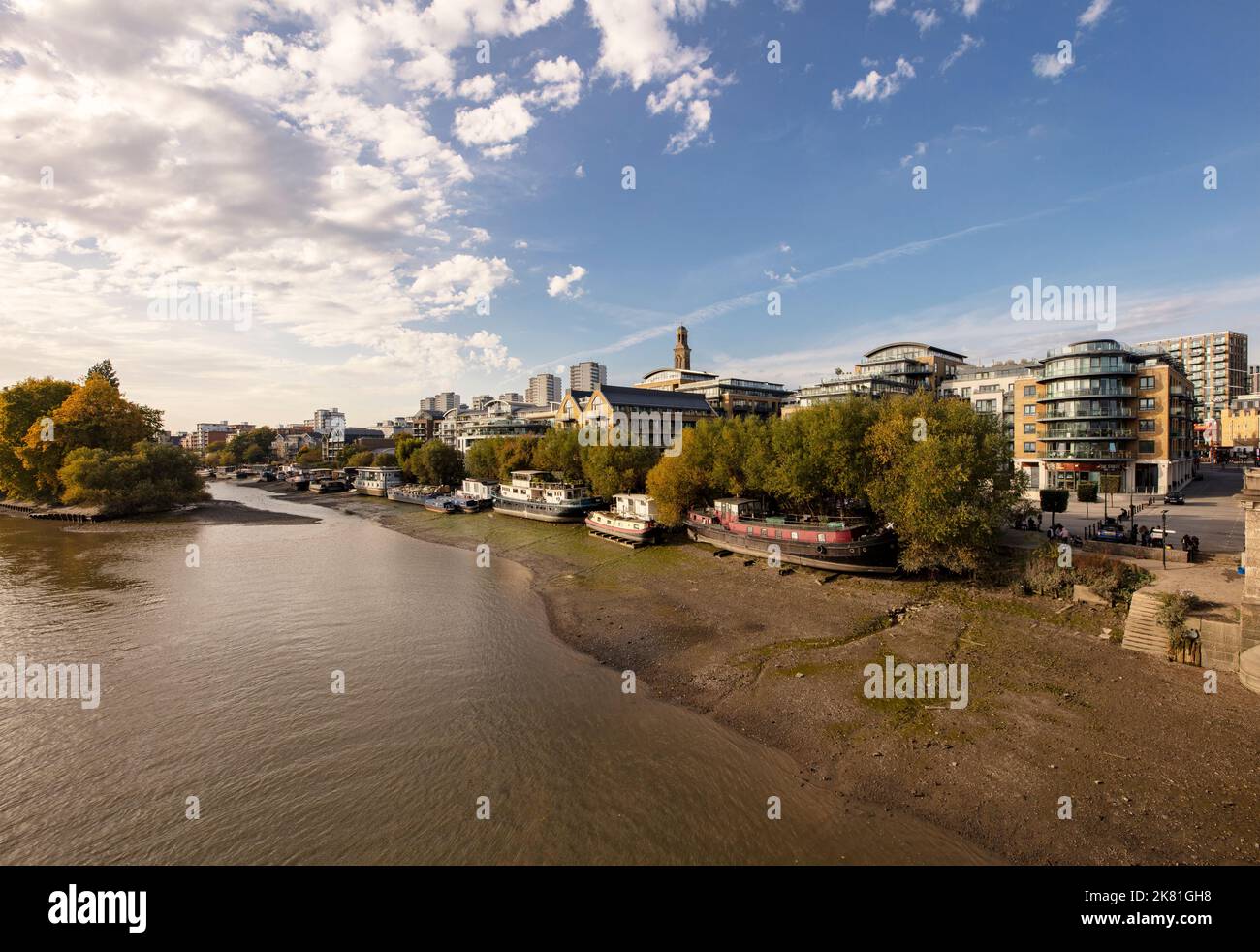 Blick von der Kew Bridge über die Themse, Kew, West London, Großbritannien, mit Brentford Ait Stockfoto