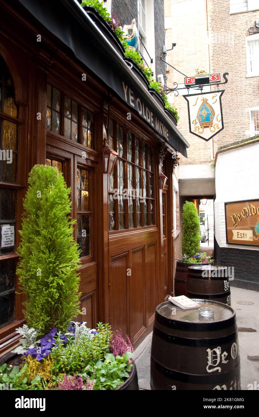 Der Old Mitre (Bishop's Hut), einer der abgelegensten Pubs Londons, wurde 1546 von Bischof Goodrich für die Nutzung seiner Londoner Diener gegründet. Stockfoto