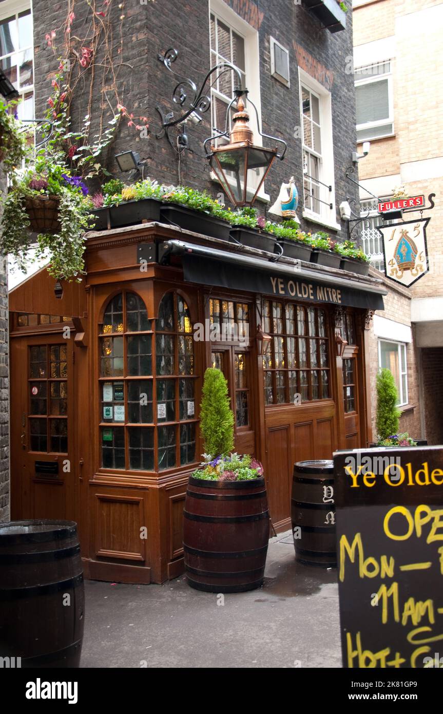 Der Old Mitre (Bishop's Hut), einer der abgelegen Pubs in London, wurde 1546 von Bischof Goodrich für den Einsatz seiner Londoner Diener gegründet Stockfoto