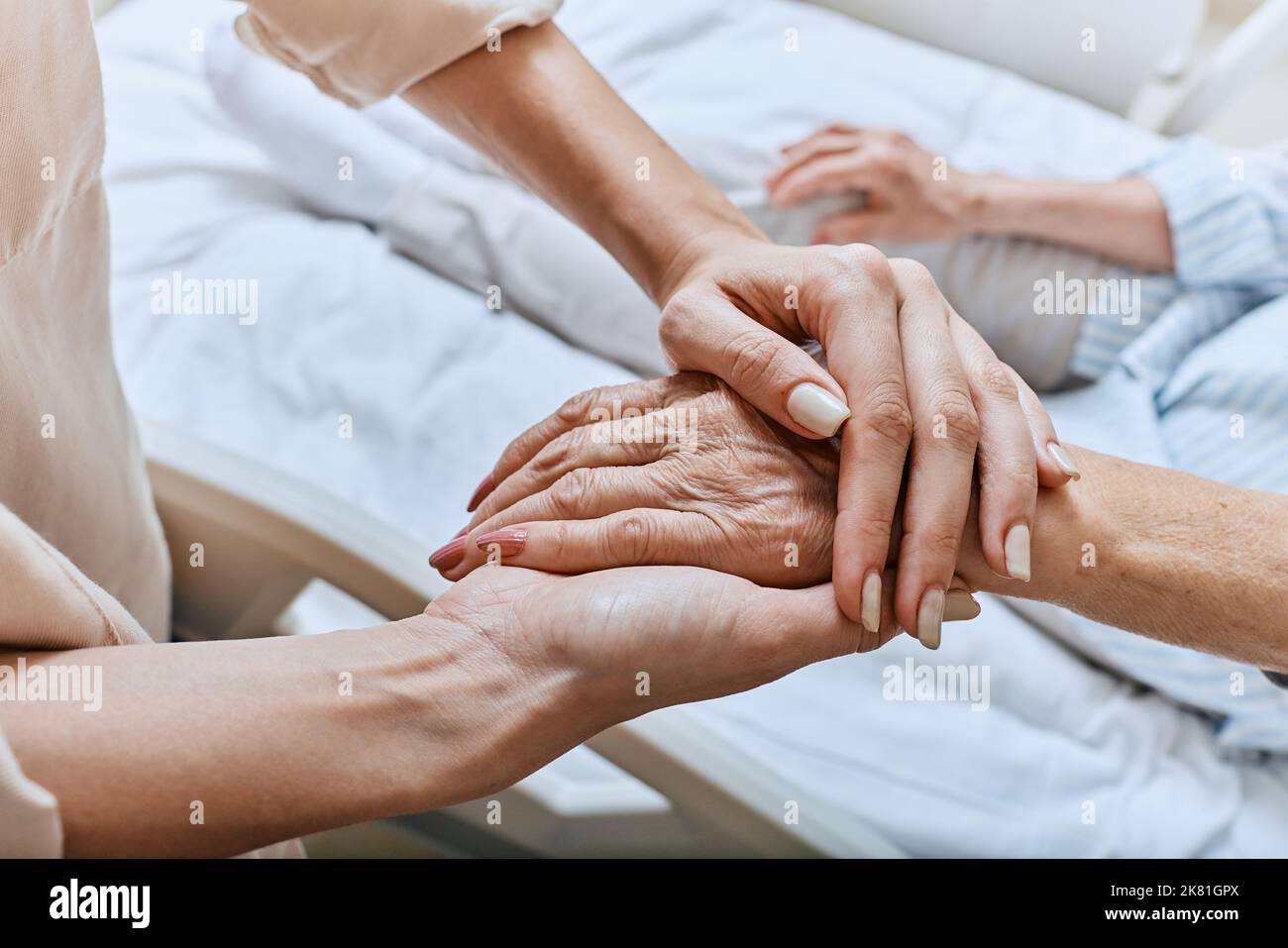 Relativer, zitternder Arm einer älteren Frau mit Parkinson-Krankheit, die im Krankenhausbett auf der medizinischen Station liegt. Diagnose und Behandlung von Parkinson Stockfoto