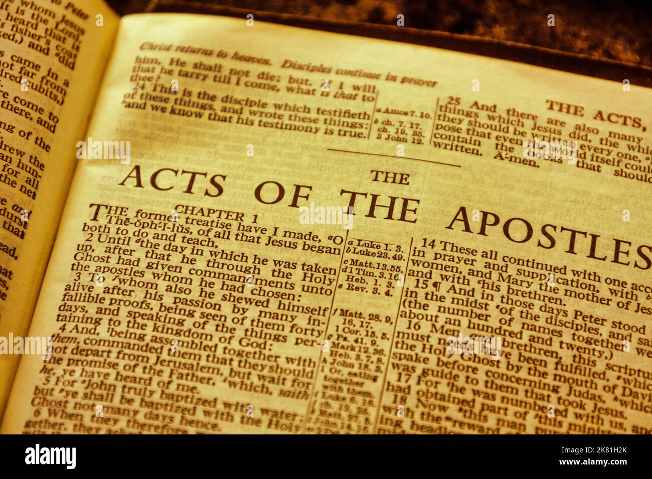 Nahaufnahme der antiken Heiligen-Bibel-Seite, geringe Schärfentiefe mit Fokus auf Kapitelüberschrift, Apostelgeschichte Stockfoto