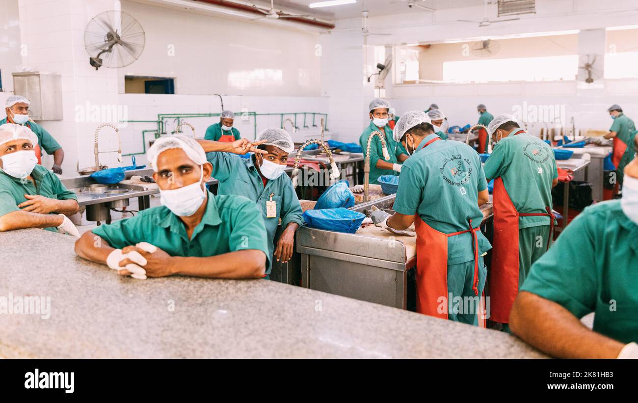 Ajman, VAE, Vereinigte Arabische Emirate - 26. Mai 2021: Ajman Fischmarkt. Männer putzen frischen Fisch auf dem Fischmarkt in Ajman. Männer putzen frischen Fisch bei Fisch Stockfoto