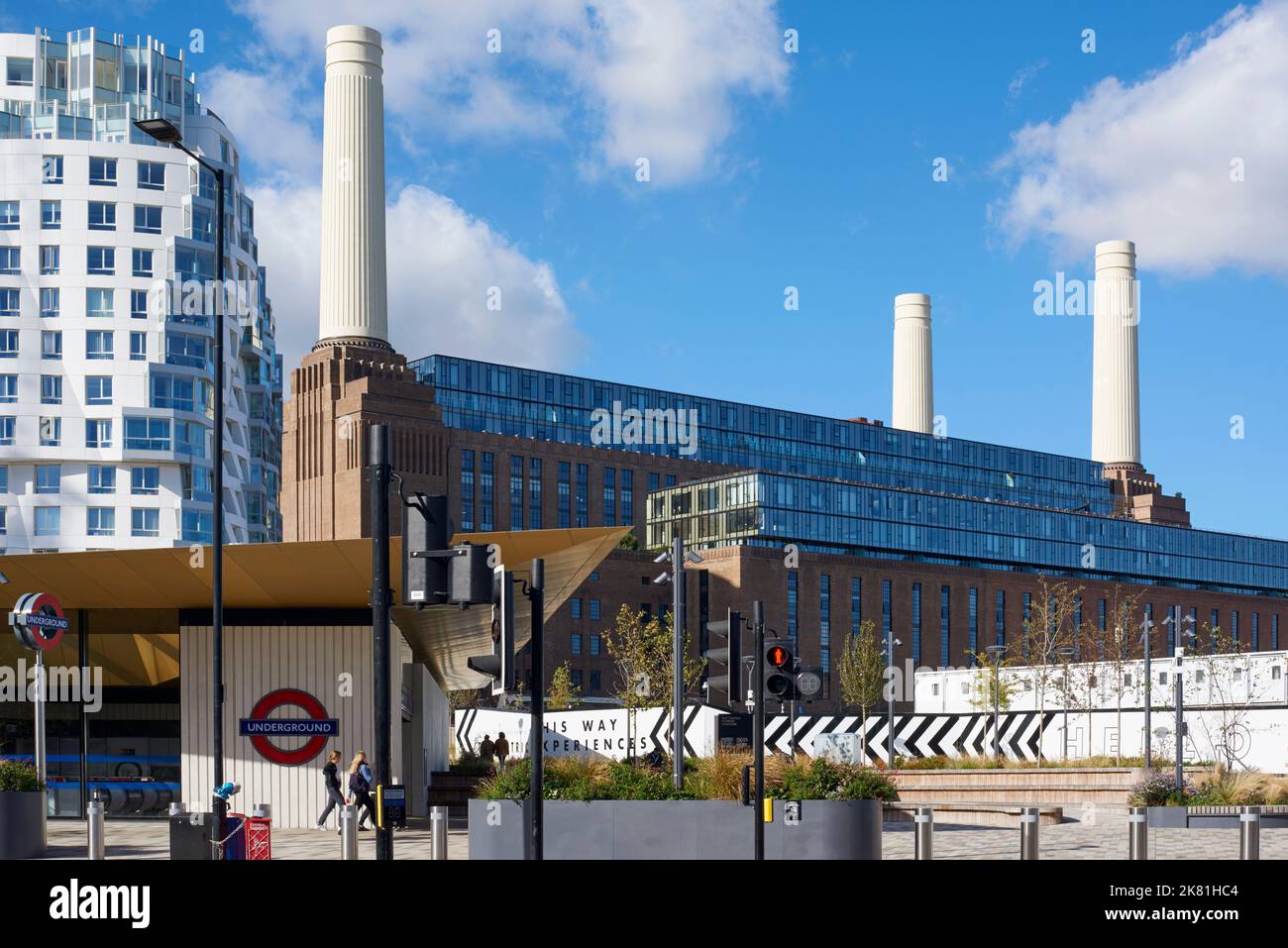 Der Eingang zum Battersea Power Station Underground, South London UK, mit dem neu sanierte Kraftwerk im Hintergrund Stockfoto