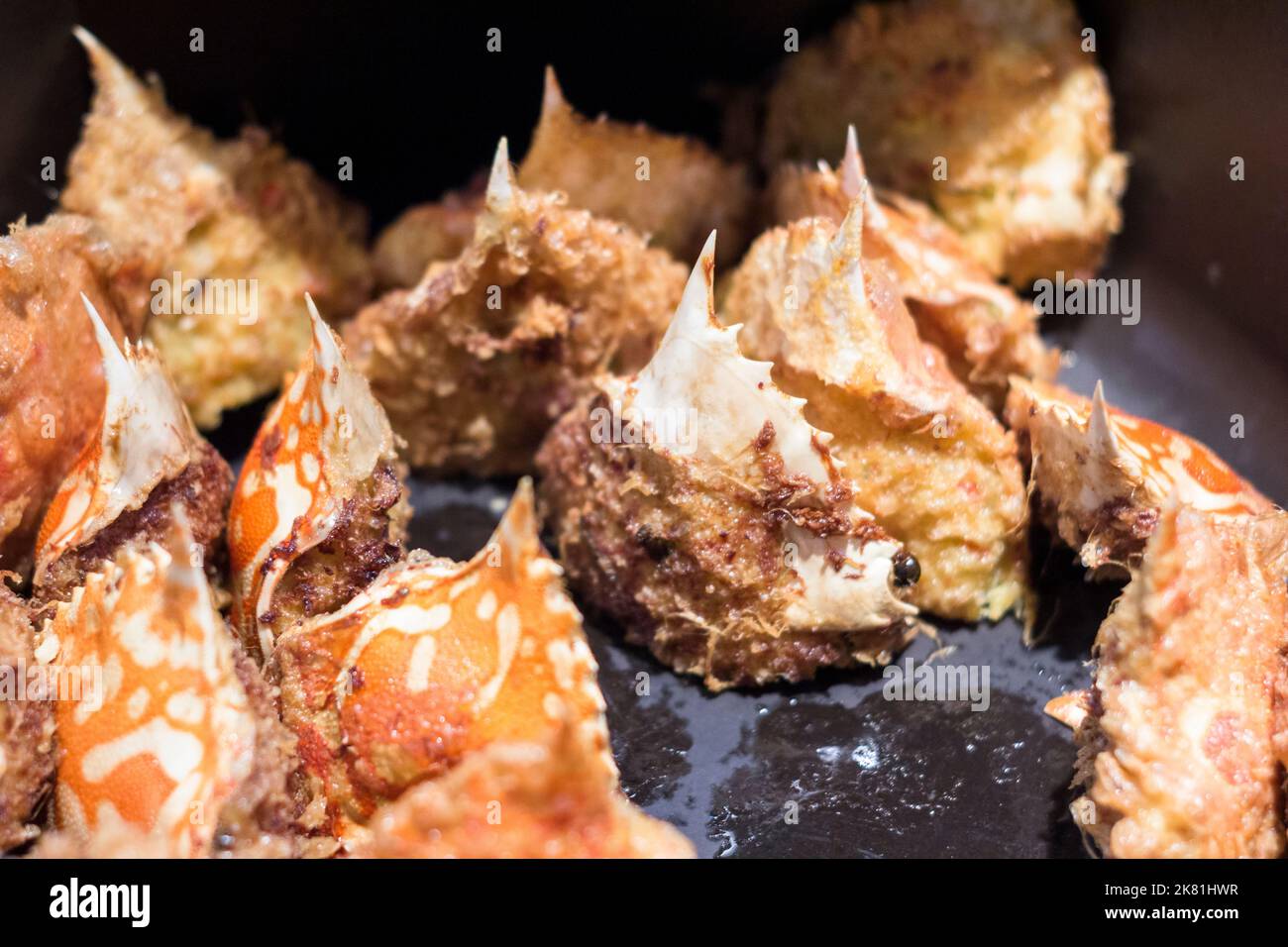 Krabbenfleisch gefüllte Krabbenschalen, ein lokales Gericht in Cebu, Philippinen Stockfoto
