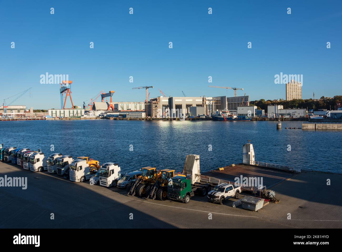 Kieler Hafen Blick vom Stena Terminal auf die Werbeanlagen von ThyssenKrupp an einem sonnigen Tag Stockfoto