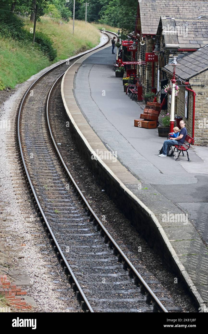 Curver Bahnstrecke, die durch Haworth Station auf Keighley & Worth Valley Railway führt Stockfoto