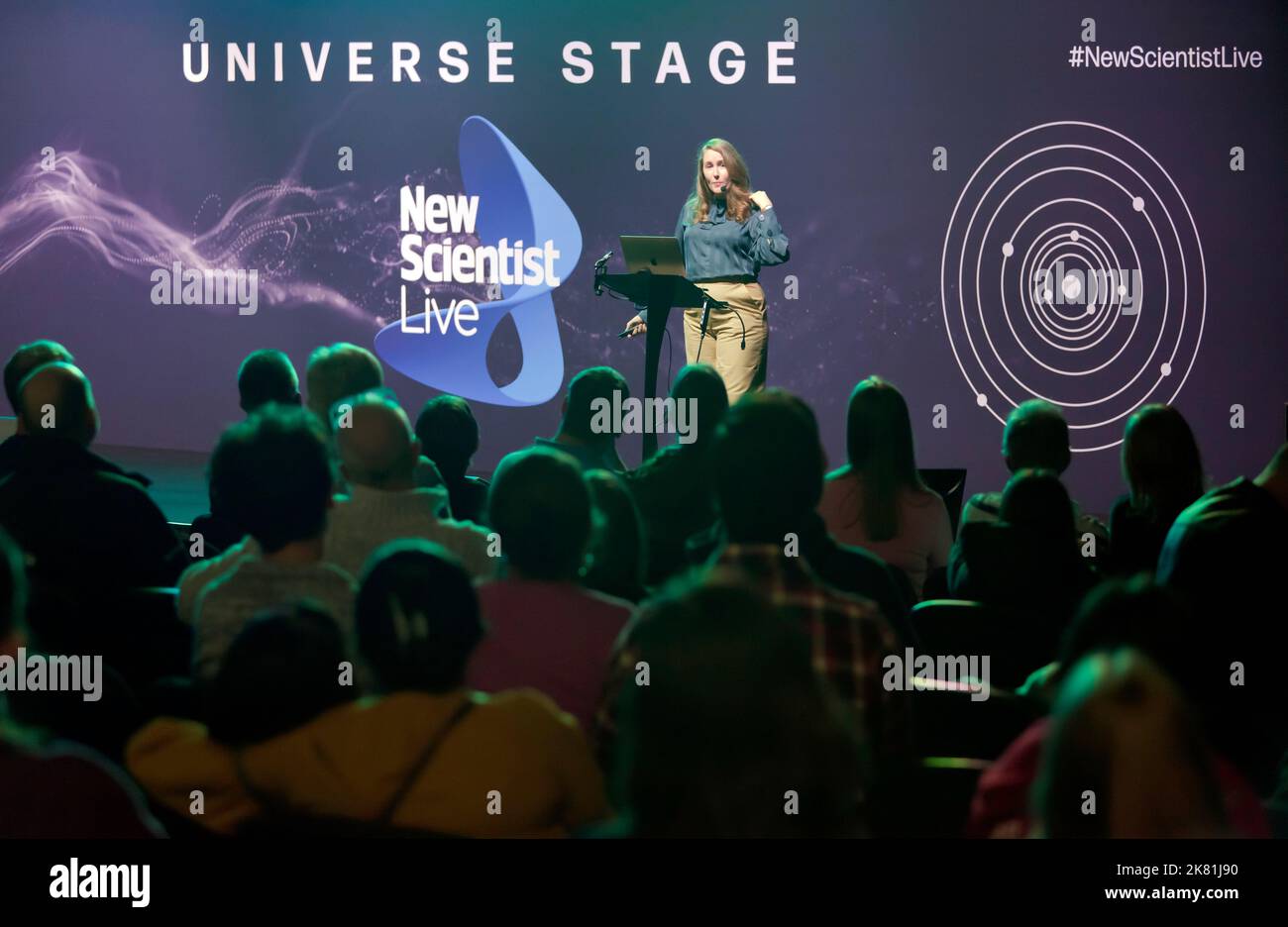 Die Beschleunigerphysikerin Dr. Suzie Sheehy, die einen Vortrag mit dem Titel „Physics Experiments that changed the world“ auf der Universe Stage bei New Scientist Live 2022 halten konnte Stockfoto
