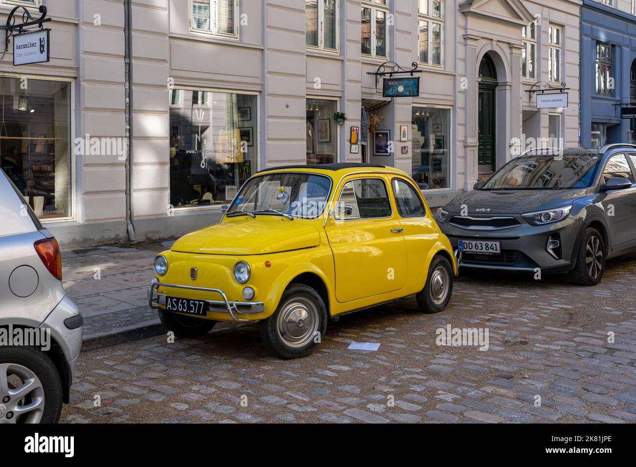 Gelber Vintage Fiat 500 Stockfoto