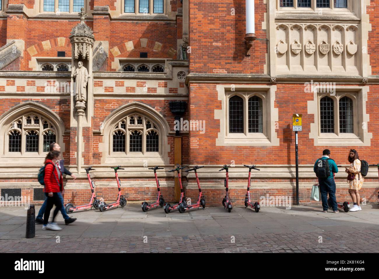 Außenansicht der Old Divinity School in der St Johns Street, Cambridge, Großbritannien, mit VOI-Verleih-Elektrorollern, die draußen geparkt sind. Stockfoto