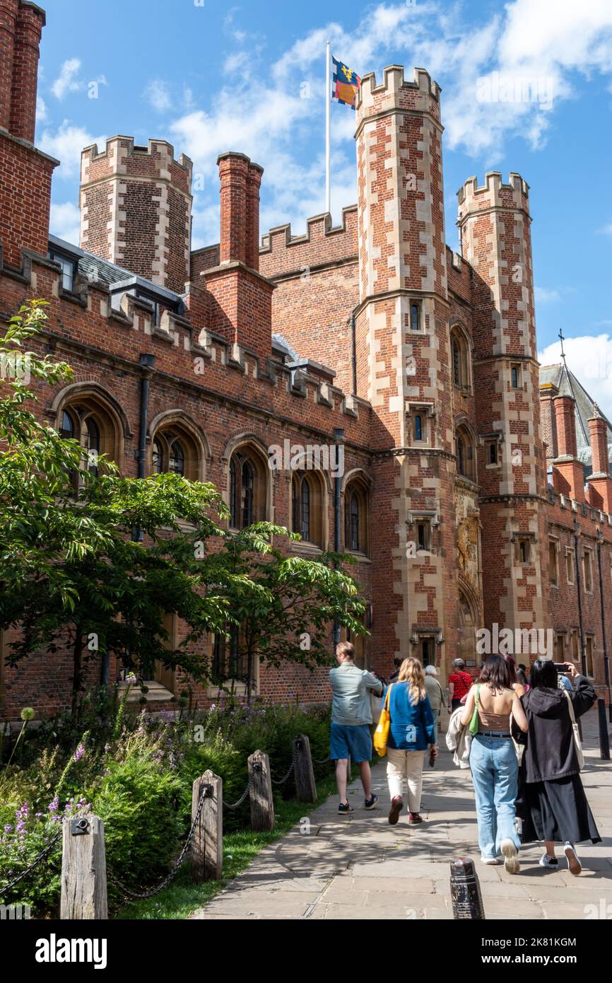 Ein Blick auf die Außenseite des St. Johns College und dessen Gatehouse, Cambridge, Großbritannien Stockfoto