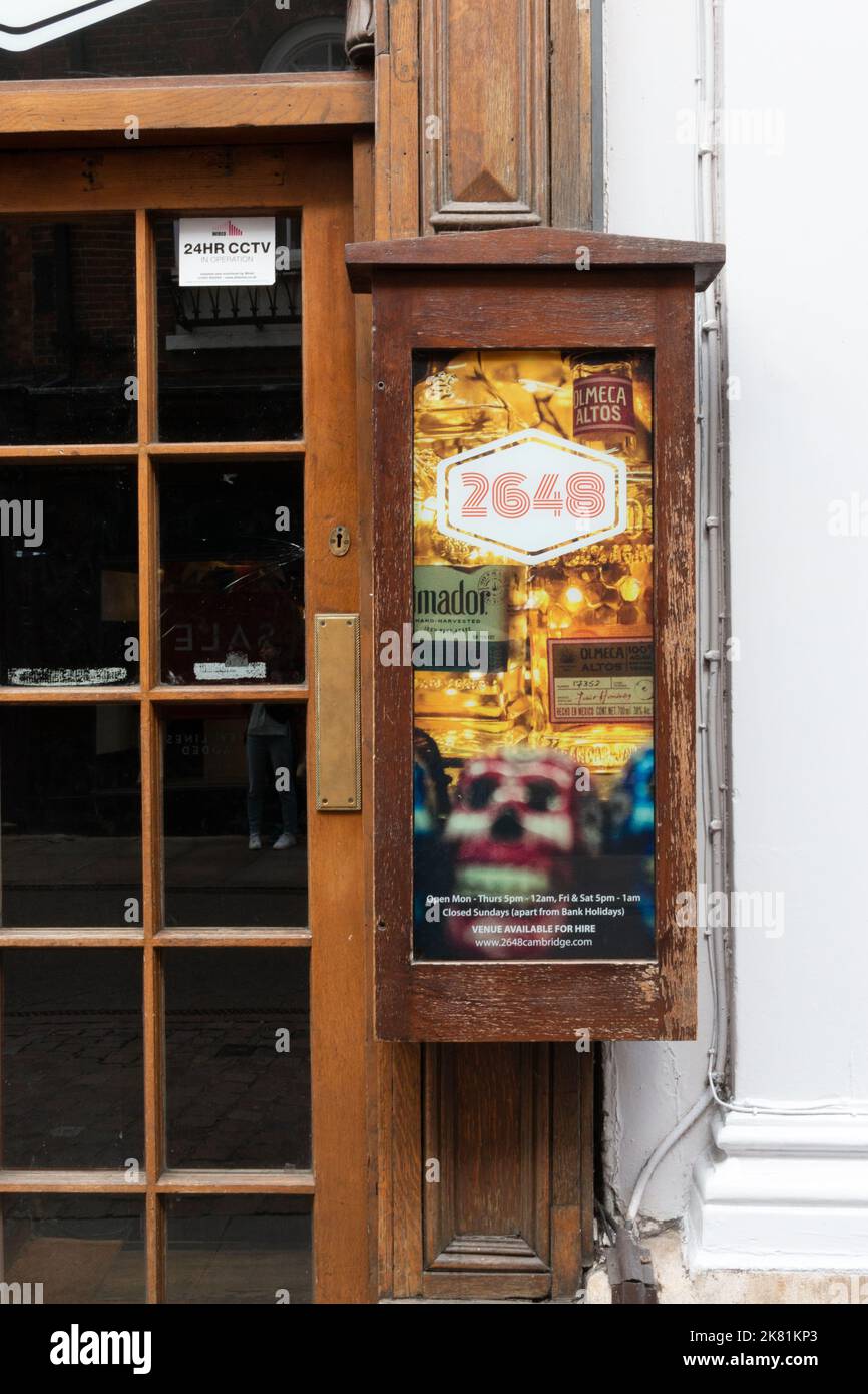 Das Schild an der Tür des Tapas-Restaurants , 2648, an der Trinity Street, Cambridge, Großbritannien Stockfoto